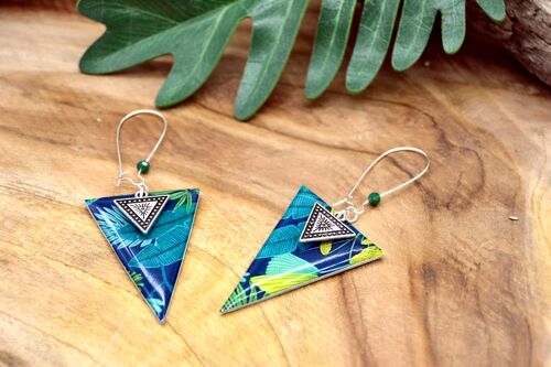 Boucles d'oreilles triangle motif feuilles tropicales vert, bleu et argent