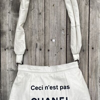 22101 "Ceci n'est pas.." in Stone white