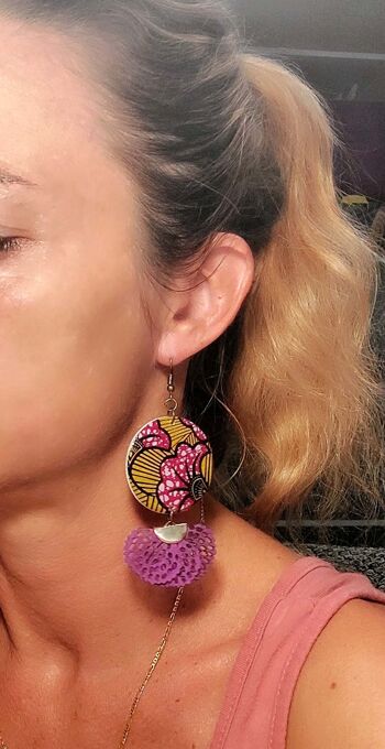 boucles d'oreilles africaine imprimé wax bijoux résiné motif fleur violet jaune avec pompon 4