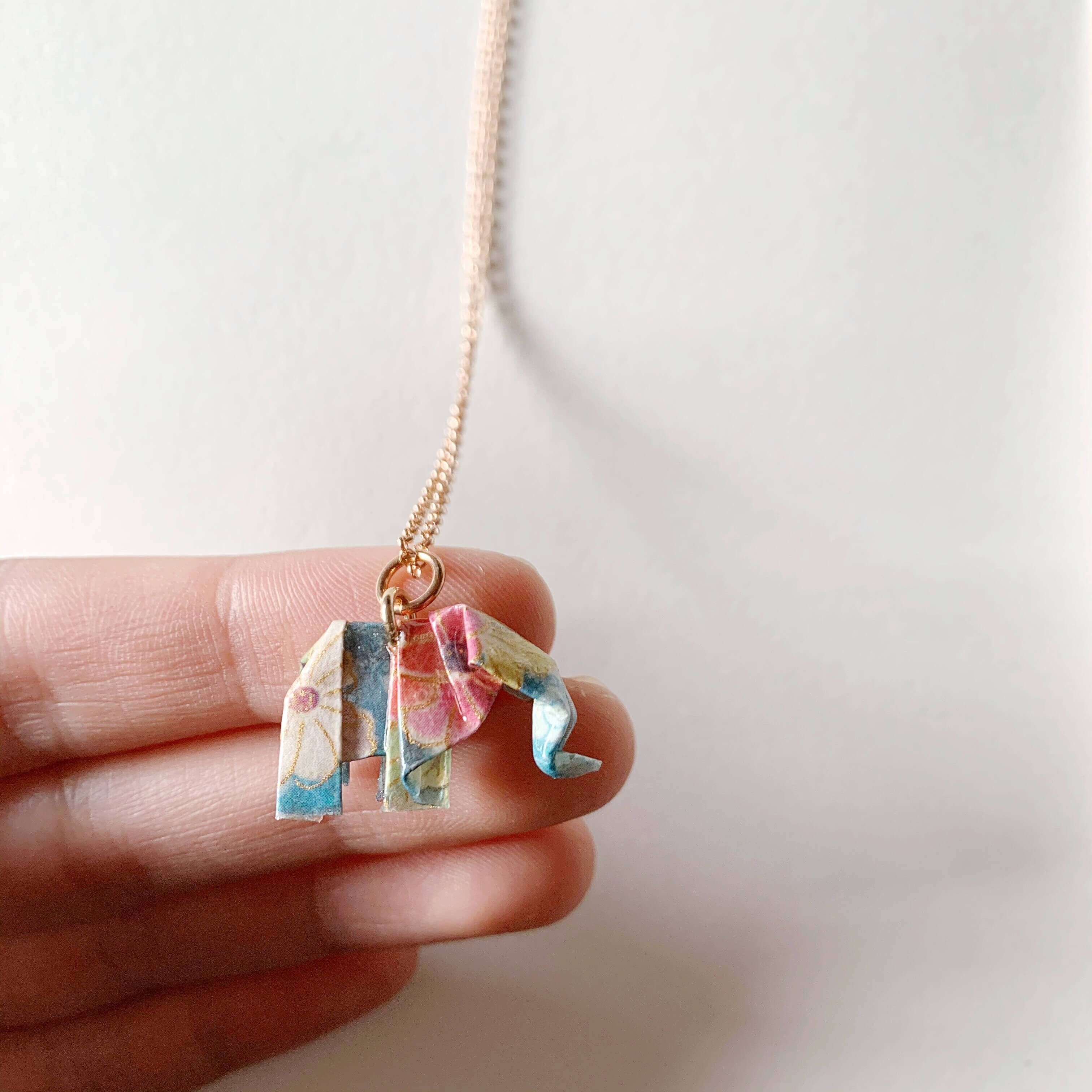 Collana in argento placcato oro rosa con elefante origami turchese