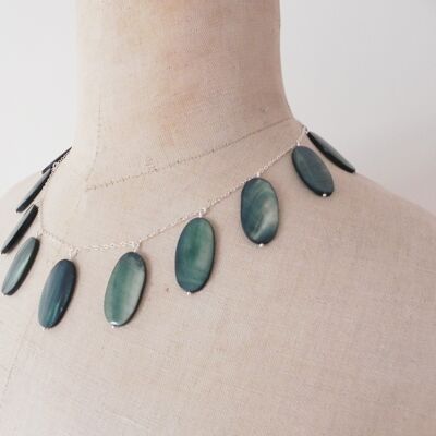 Feine Halskette aus Silber und perlmuttblauen grünen Muscheln