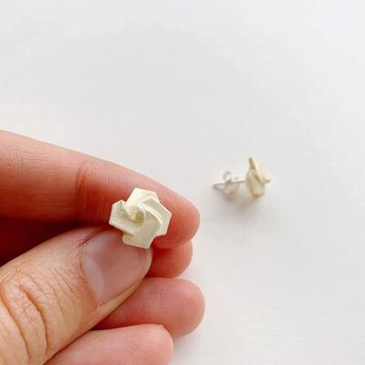 .White Flower Silver Earrings.