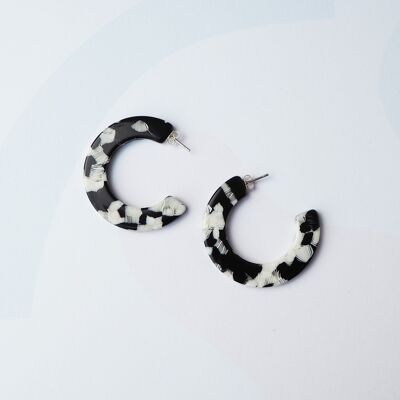 Boucles d’oreilles Pluma Midi Hoop- boucles d’oreilles en résine d’acétate noir et blanc