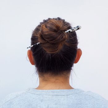 Pluma Hair Pin- épingle à cheveux en résine d’acétate noir et blanc 1