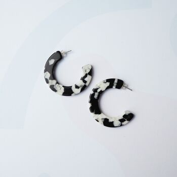 Boucles d’oreilles Pluma Midi Hoop- cerceaux en résine d’acétate noir et blanc 3