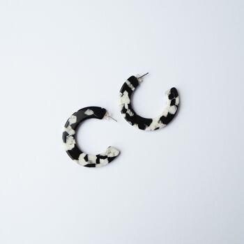 Boucles d’oreilles Pluma Midi Hoop- cerceaux en résine d’acétate noir et blanc 4