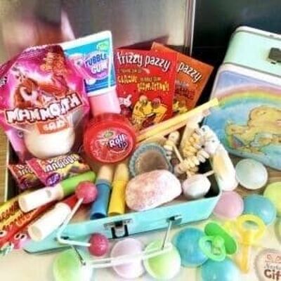 Koffer „Care Bears“ gefüllt mit Süßigkeiten aus den 80er Jahren