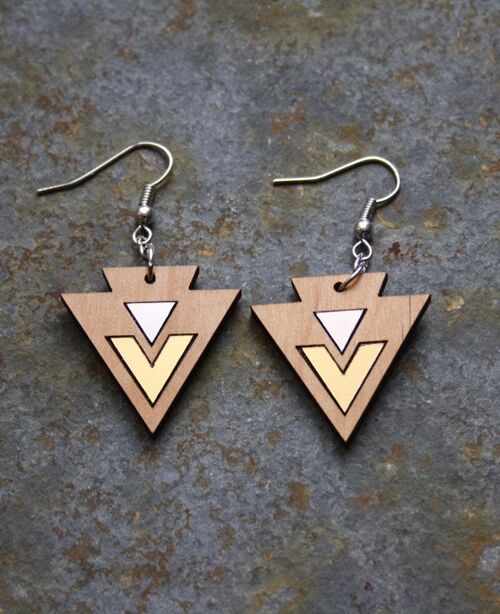 Boucles d’oreilles art déco en bois, motifs géométriques chevrons dorés et triangles argentés, attache argentée