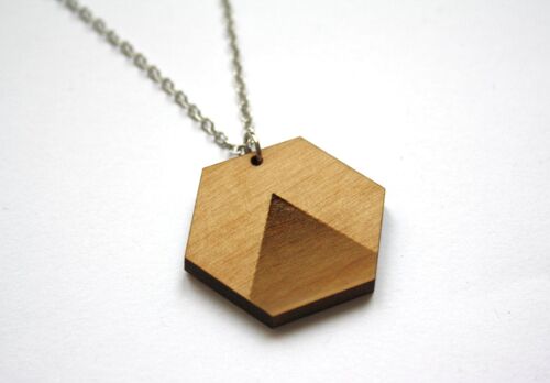 Collier bois géométrique pendentif hexagone, motif triangle, chaîne argentée mi-longue