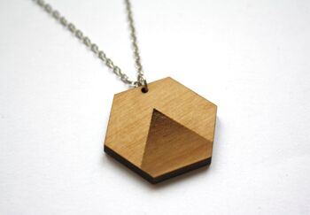 Collier bois géométrique pendentif hexagone, motif triangle, chaîne argentée mi-longue 1