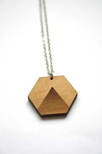 Collier bois géométrique pendentif hexagone, motif triangle, chaîne argentée mi-longue 3