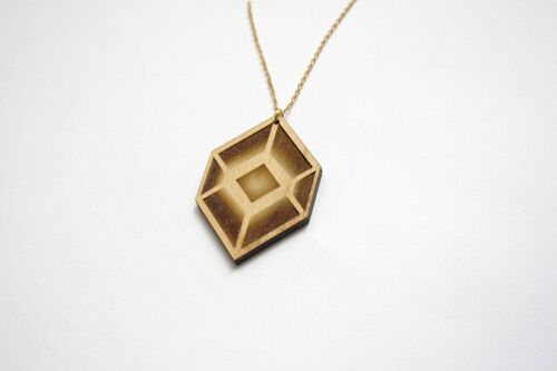 Sautoir géométrique avec pendentif graphique en bois, inspiration art optique, chaîne dorée