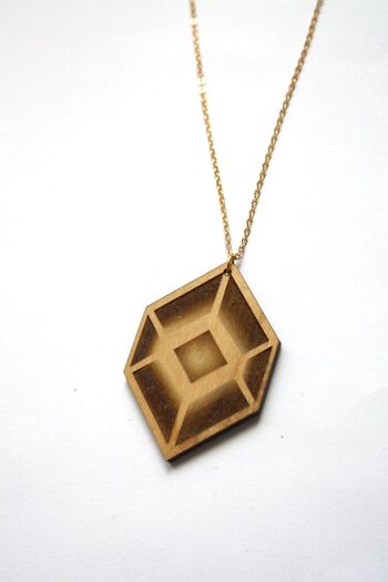 Sautoir géométrique avec pendentif graphique en bois, inspiration art optique, chaîne dorée 3