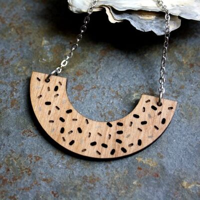 Collar geométrico de madera, motivo de pepita inspirado en el diseño de Memphis, cadena de plata