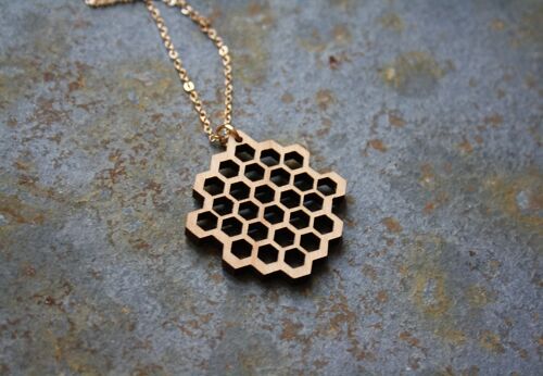Collier sautoir avec pendentif nid d’abeille, chaîne dorée
