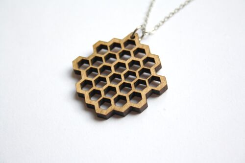 Collier avec pendentif nid d’abeille en bois, chaîne argentée