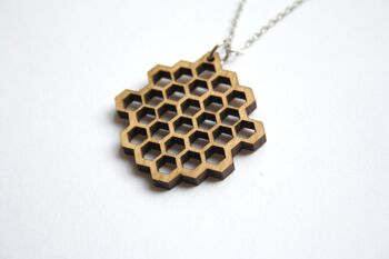 Collier avec pendentif nid d’abeille en bois, chaîne argentée 1