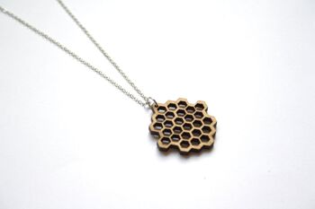 Collier avec pendentif nid d’abeille en bois, chaîne argentée 2