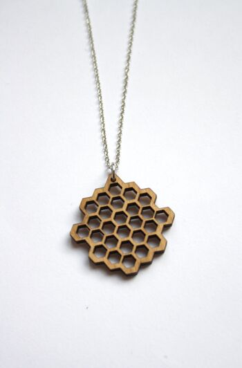 Collier avec pendentif nid d’abeille en bois, chaîne argentée 3