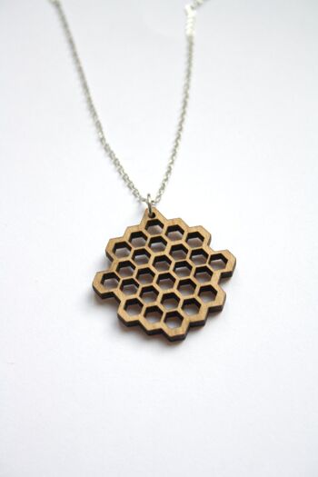 Collier avec pendentif nid d’abeille en bois, chaîne argentée 4