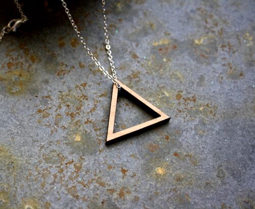 Sautoir triangle ajouré en bois, style minimaliste, chaîne argentée