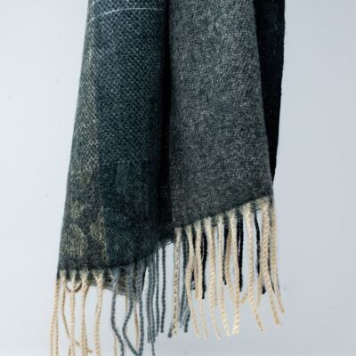 Supersoft scarf with tassels in black