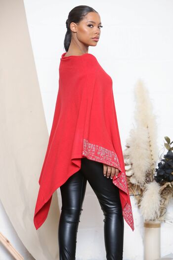 Poncho rouge à bordure ornée d'éclats 3