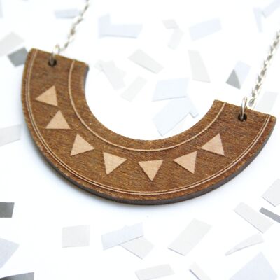 Collar geométrico estilo azteca, semicírculo, motivo de triángulos, cadena de plata.