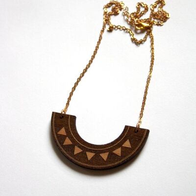 Collar geométrico estilo azteca, semicírculo, motivo de triángulos, cadena dorada