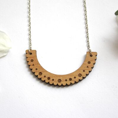 Collier dentelle géométrique en bois, chaîne argentée