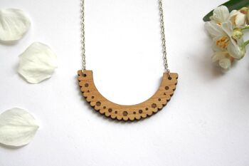 Collier dentelle géométrique en bois, chaîne argentée 1