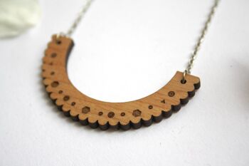 Collier dentelle géométrique en bois, chaîne argentée 2