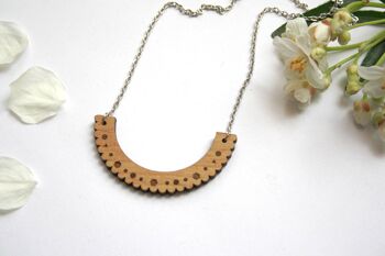 Collier dentelle géométrique en bois, chaîne argentée 4