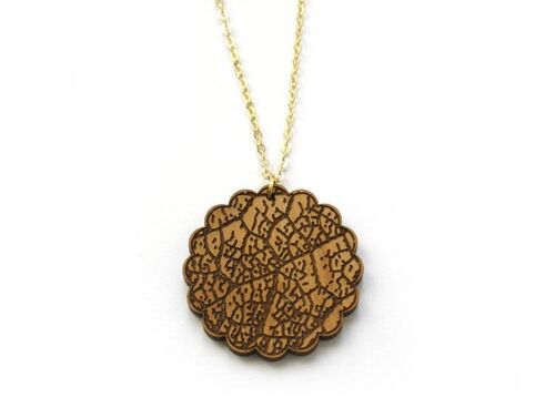Collier bois avec pendentif feuille d’arbre, motif nervures, chaine dorée