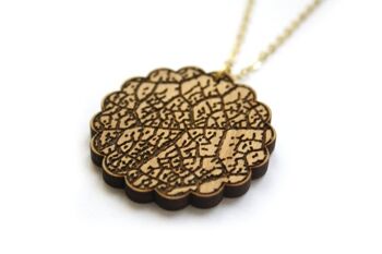 Collier bois avec pendentif feuille d’arbre, motif nervures, chaine dorée 2