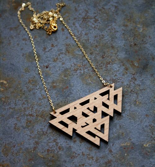 Collier sautoir inspiration celtique revisité, triangles entrelacés ajourés en bois, chaîne dorée