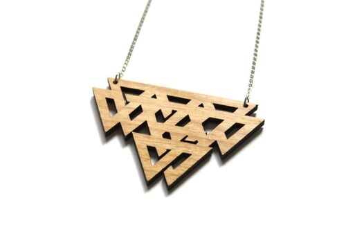 Collier sautoir inspiration celtique revisité, triangles entrelacés ajourés en bois, chaîne argentée