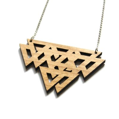 Collana lunga di ispirazione celtica rivisitata, triangoli traforati intrecciati in legno, catena in argento