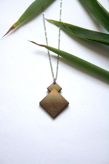 Collier avec pendentif cubique en bois, couleur marron dégradé, chaîne argentée 3