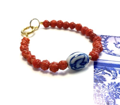 Bracelet coral with Delft blue bead / Holland-collection