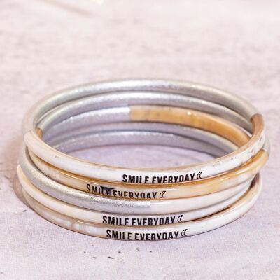 1 brazalete con mensaje semanal "Live to Share" - 3 mm plateado