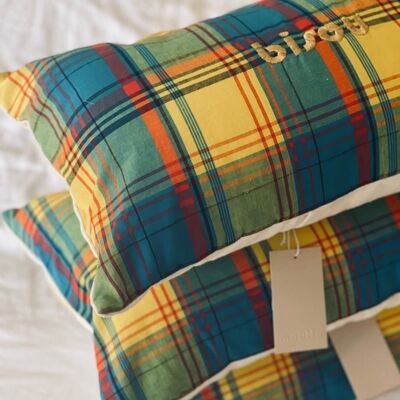 Le coussin madras brodé - Le coussin madras bleu - broderie bisou