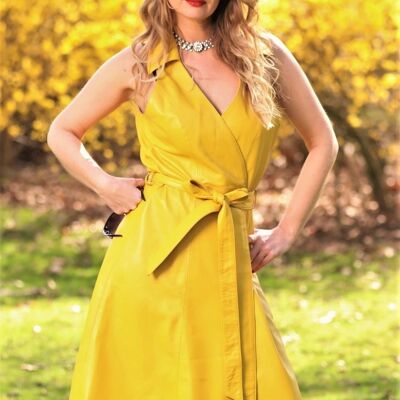 Vestido de cuero a modo de abrigo confeccionado en suave CUERO AUTÉNTICO en color amarillo