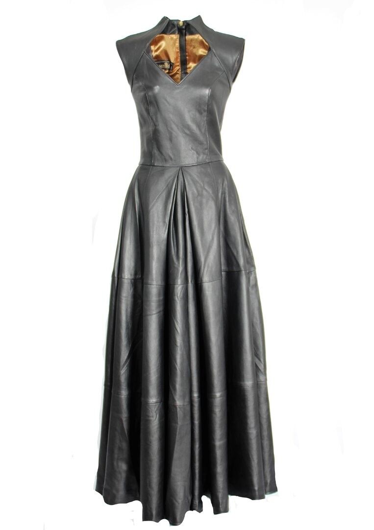 Abito in pelle realizzato con POMPÖÖS IN VERA PELLE fino al pavimento