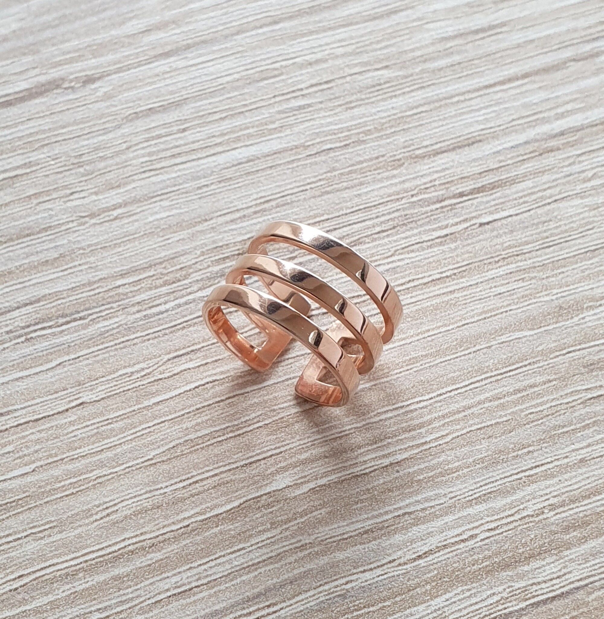 Anillo de puño de triple banda chapado en oro rosa de 18 quilates