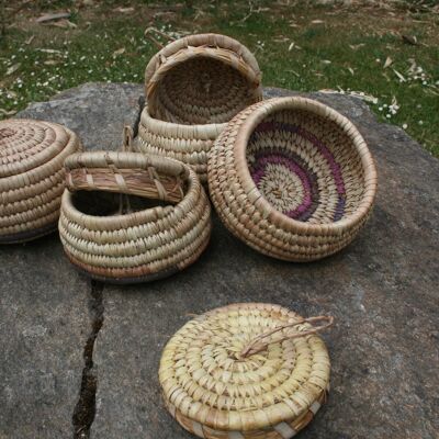 Small hand-woven wicker baskets with lid