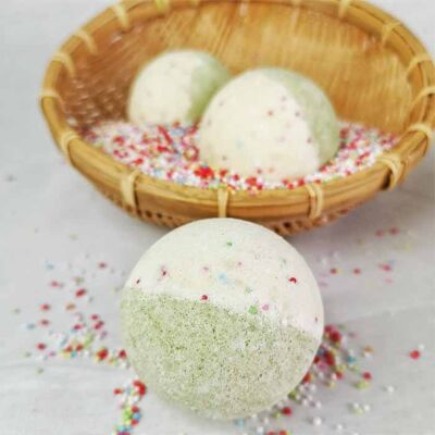 For KIDS! - nourishing bath bomb with apple scent and sugar pearls