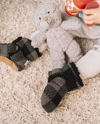 Baskets chaussettes type bottillons pour bébé et enfant coloris Chess Noir et Gris (Le même motif disponible en enfant) 1