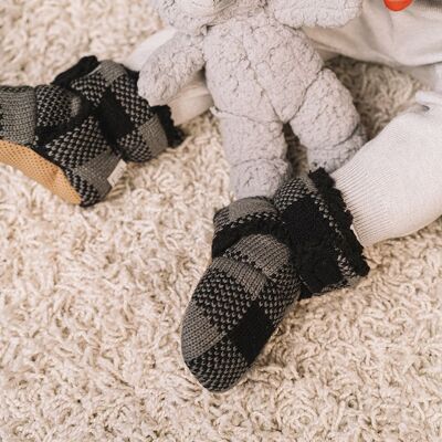 Zapatillas calcetines tipo botin para bebe y niño en Ajedrez Negro y Gris (El mismo patrón disponible en infantil)
