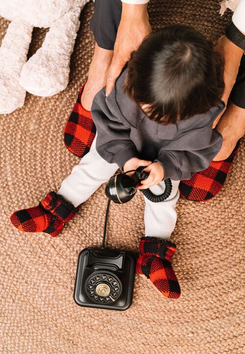 Zapatillas calcetines tipo botin para bebe y niño en Ajedrez Rojo y Negro (El mismo patrón disponible en adulto)